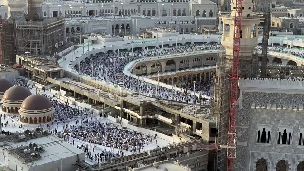 المؤمنون يتوافدون إلى مكة لأداء مناسك الحج