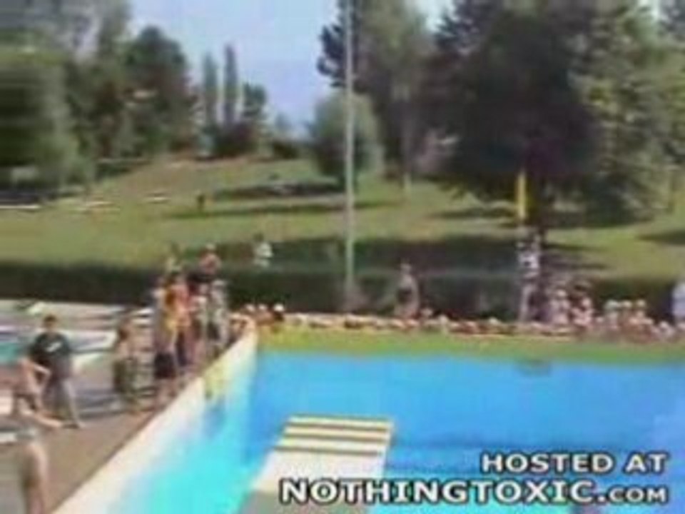 Regis a la piscine ! Le plongeon rate...