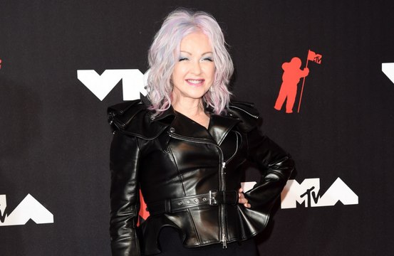 Cyndi Lauper comenta rixa com Madonna nos anos 80: 'Não acho que ela gostava de mim'