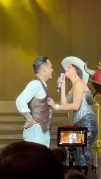 ¡Tremendo beso! Ángela Aguilar y Christian Nodal muestran su amor en un concierto