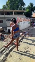 Caminhão invade casa na Baixada Fluminense e deixa morto e dois feridos