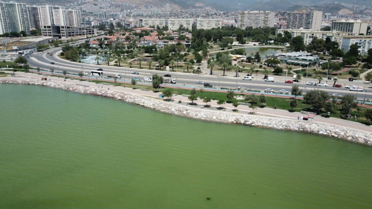 İzmir'de korkutan görüntü! Denizin rengi değişti