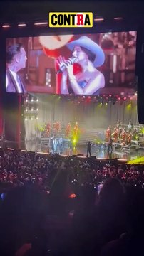 NODAL Y ÁNGELA AGUILAR SE BESAN POR PRIMERA VEZ EN PÚBLICO DURANTE CONCIERTO EN EL AUDITORIO NACIONAL