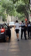Dos mujeres policía incapaces de detener a un hombre hombrelandés, son ayudadas por un hombre francés