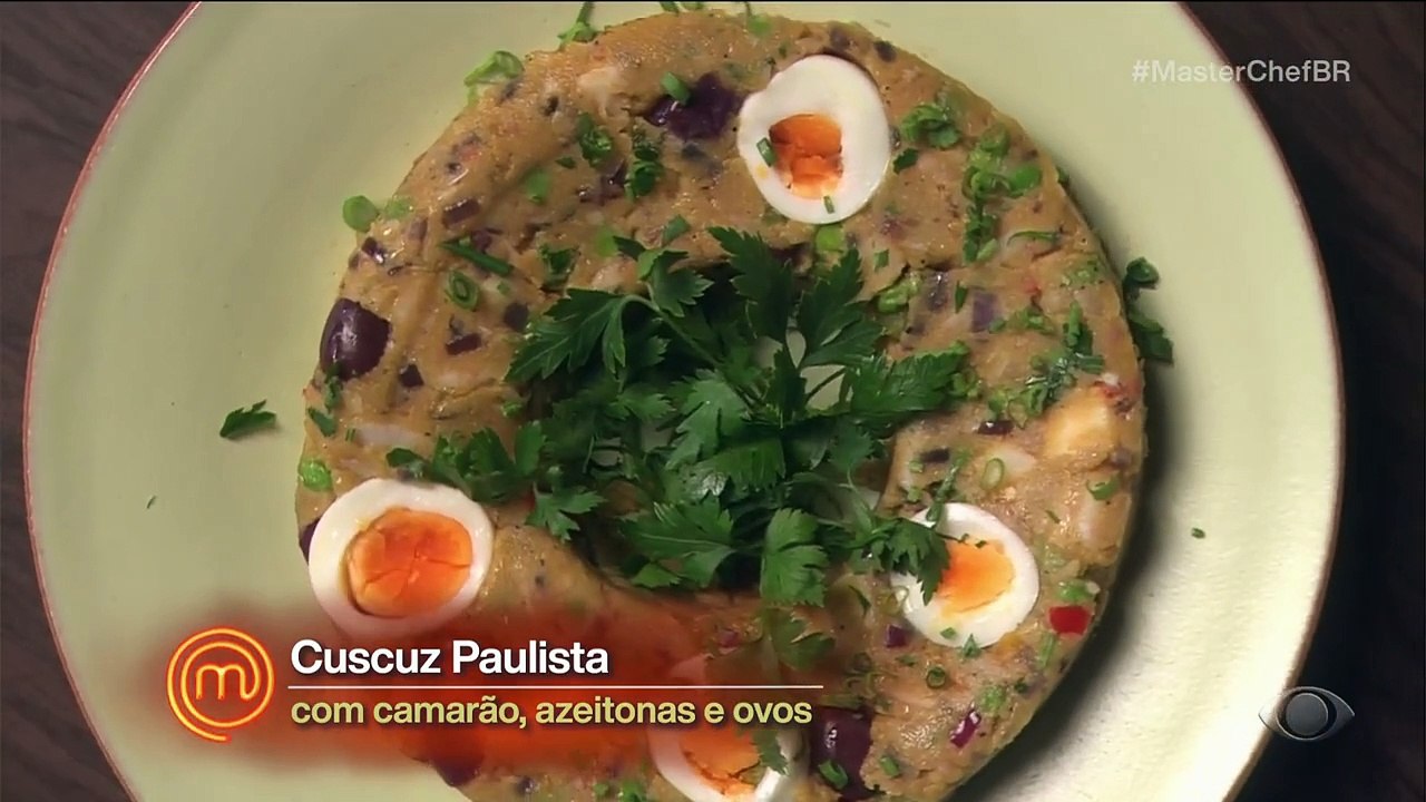 Renata faz cuscuz generoso e agrada os jurados do MasterChef