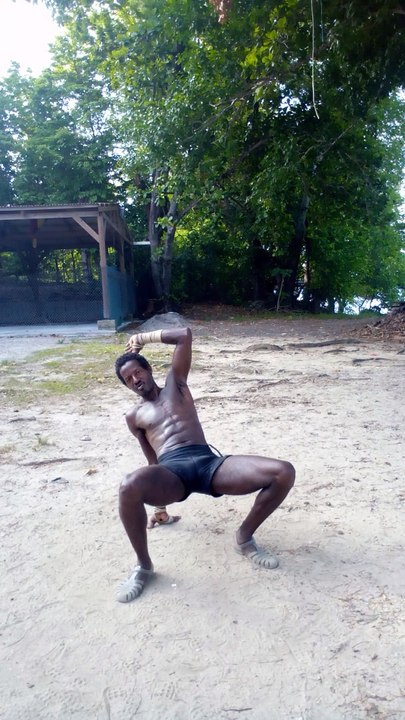 Kathaija wrestling ft boxing. Partir sur le côté ou en arrière.