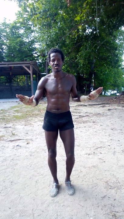 Kathaija boxing ft wrestling. Enchaînement de coups de pieds.