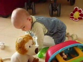 Maélya fait du 4 pattes