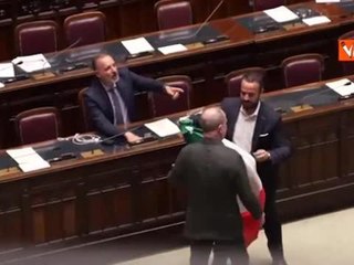 Rissa in Aula alla Camera. Donno (M5S) finisce a terra durante protesta su Autonomia differenziata