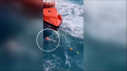Heroico rescate de tres menores engullidos por el mar en Almería