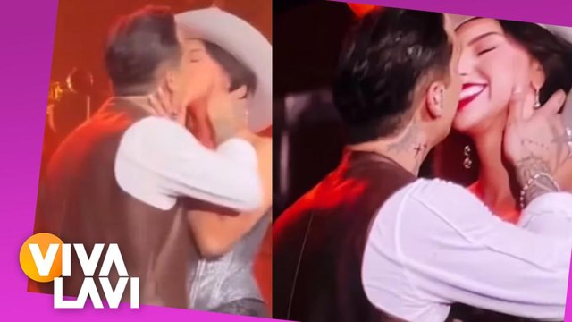 Christian Nodal y Ángela Aguilar se besan durante concierto