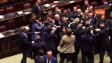 Rissa alla Camera durante votazioni su Autonomia Differenziata. Ecco le immagini