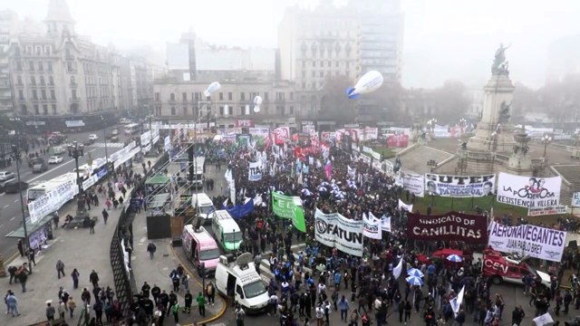 Em meio a protestos, senadores discutem reformas de Milei