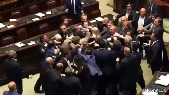Le immagini della rissa alla Camera durante l'esame del ddl autonomia