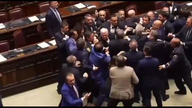 Le immagini della rissa alla Camera durante l'esame del ddl autonomia