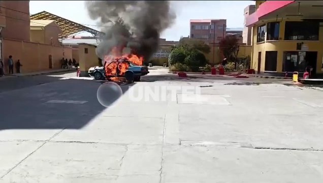 Un vehículo ardió en llamas tras cargar gasolina y luego fue sofocado con cerveza y extintores 