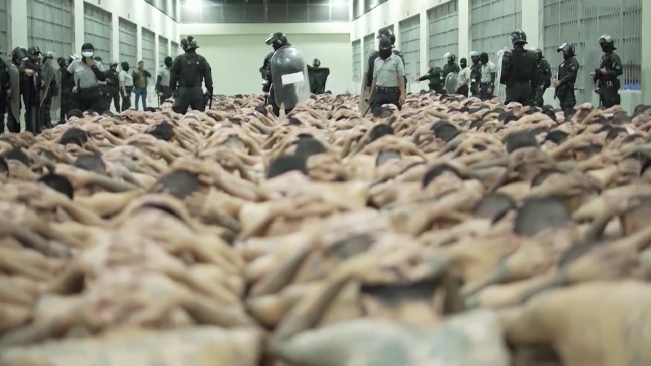 엘살바도르 갱단원들, '초대형 감옥'으로 속속 이송 / YTN