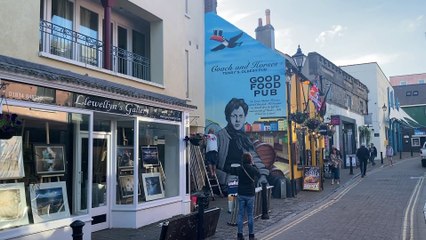 Watch graffiti artist put finishing touch to Dylan Thomas at Tenby's oldest pub