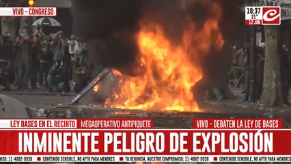 Incidentes en el Congreso: prendieron fuego un auto de prensa