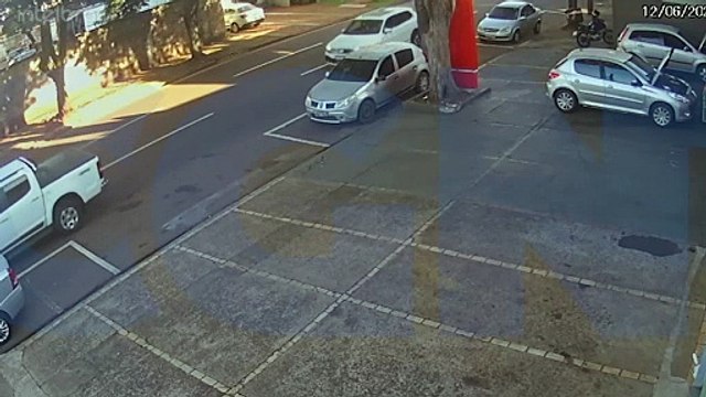 Câmera mostra motociclista sendo arremessado após acidente na Rua Erechim