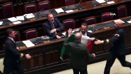 İtalyan Parlamentosu karıştı! Yumruklar havada uçuştu