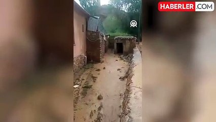 Van'ın Başkale ilçesini sağanak vurdu: Ahırlar ve tandırevleri su altında kaldı