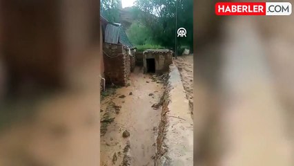 Van'ın Başkale ilçesini sağanak vurdu: Ahırlar ve tandırevleri su altında kaldı
