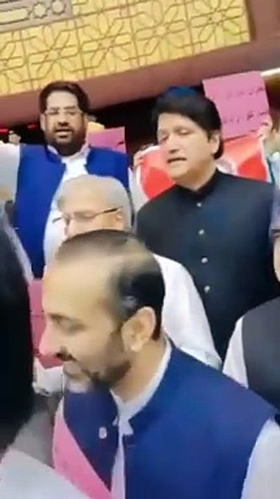 اوكاڑہ سے رہنما تحریک انصاف اور ایم این اے این اے 137 سید رضا علی گیلانی کا آج عوام دشمن بجٹ کے موقع پر تمام تحریک انصاف کے پارلیمنٹرین کے ساتھ بھرپور احتجاج کرتے ہوئے،   #خان_سرخرو_ہوکر_رہےگا