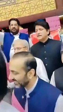 اوكاڑہ سے رہنما تحریک انصاف اور ایم این اے این اے 137 سید رضا علی گیلانی کا آج عوام دشمن بجٹ کے موقع پر تمام تحریک انصاف کے پارلیمنٹرین کے ساتھ بھرپور احتجاج کرتے ہوئے، #خان_سرخرو_ہوکر_رہےگا
