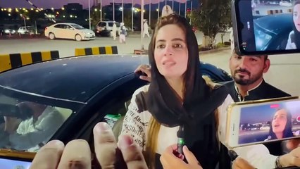 فخر ہے کہ اس لیڈر کی تصویر اور وہ الفاظ اپنے لباس پر لکھے ہیں جنہوں نے پاکستان کی خود مختاری کے لئے طاقتوروں کے آنکھوں میں آنکھیں ڈال کر absolutely not کہا، محترمہ زرتاج گل وزیر