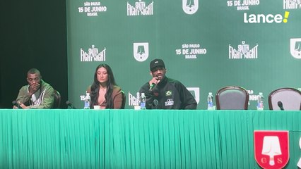 Falcão em Ação: Esquiva e Luta Impressionantes 🦅