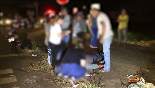 Dois motociclistas ficam feridos em acidente na Avenida Tito Muffato
