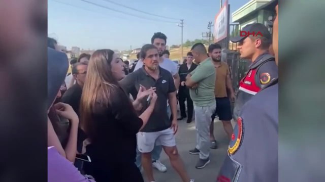 Elbise giyen kız öğrencileri 'uygunsuz kıyafet' diyerek lise mezuniyet törenine almadılar!