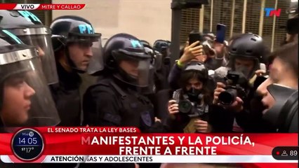 Un policía se puso a llorar después de escuchar a una mujer