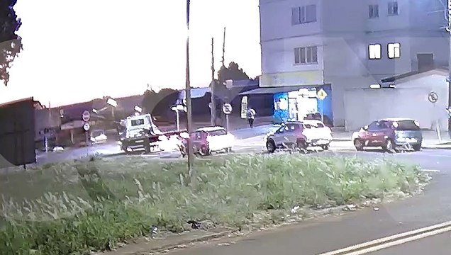 Câmera registra acidente que deixou motociclistas feridos na Avenida Tito Muffato