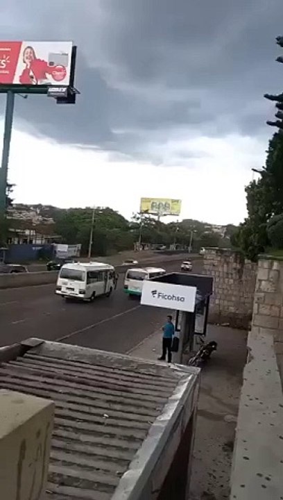 Buseros hondureños realizan "carreritas" en Tegucigalpa