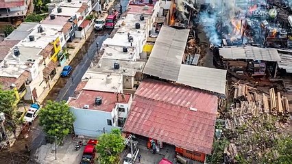 Por más de 8 horas bomberos combatieron las llamas que consumieron una maderería en Puerto Vallarta