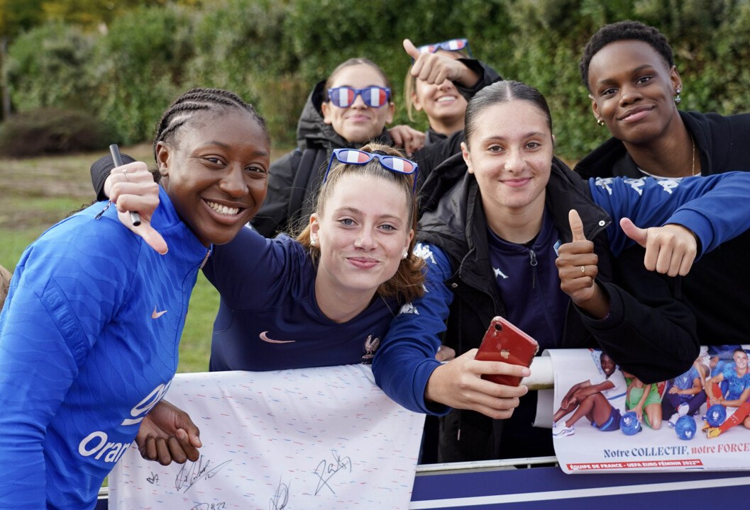 Les Bleues avec leurs supporters