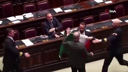 İtalya meclisi karıştı! Yumruklar havada uçuştu