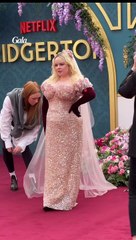 GALA VIDÉO - Nicola Coughlan, Luke Newton,… Les acteurs de Bridgerton sur le tapis rouge