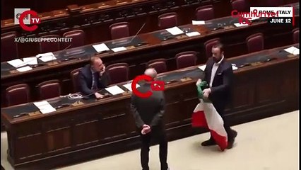 İtalya parlamentosunda yumruklar havada uçuştu