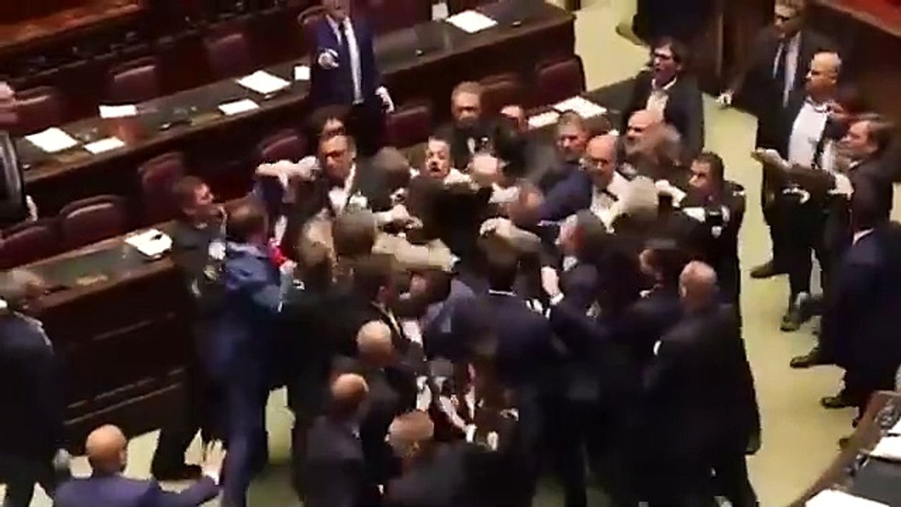 Rissa alla Camera, la spiegazione di Iezzi: «Ho provato a dare un cazzotto ma non l'ho preso»