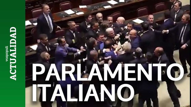 Un diputado de la Liga italiana golpea en la cabeza a otro del M5S en la Cámara de Diputados