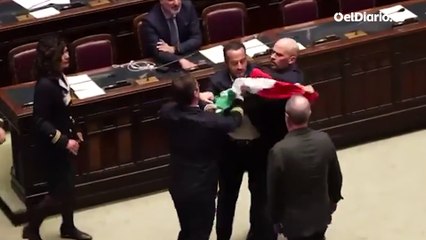 Un diputado de la Liga de Salvini golpea a puñetazos a otro del M5S en el Parlamento de Italia