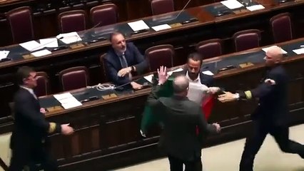 Escándalo en el Parlamento Italiano: Diputados de la Liga y M5S se enfrentan en una pelea 🔥