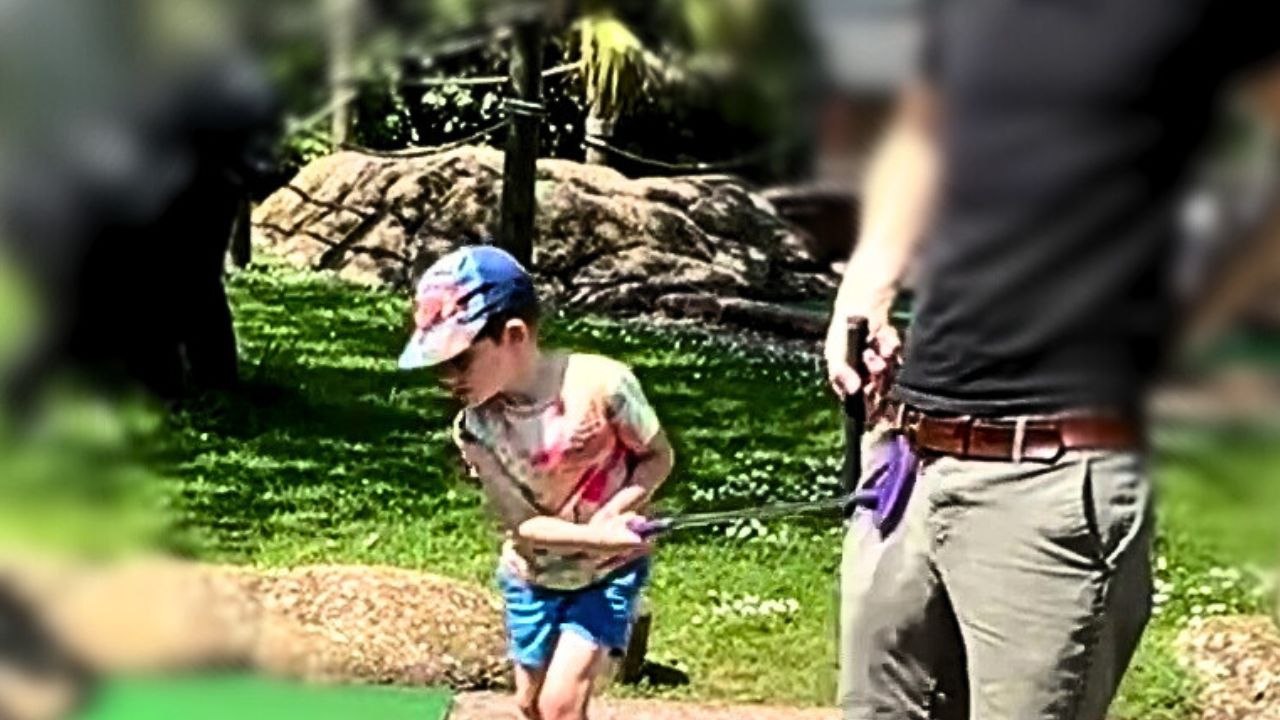 Kleinkind trifft beim minigolf seinen vater direkt zwischen die beine