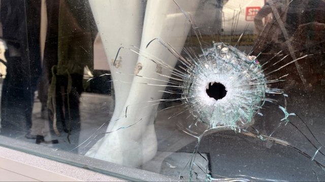 Motosikletle gelip, kadın giyim mağazasına ateş açtılar