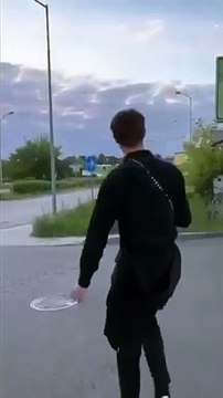 Jechali na dachu autobus, żeby nakręcić film