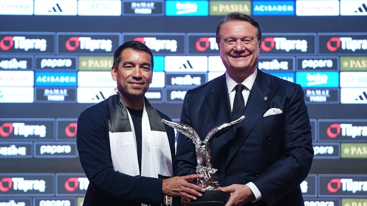 Giovanni van Bronckhorst, Beşiktaş ile sözleşme imzaladı