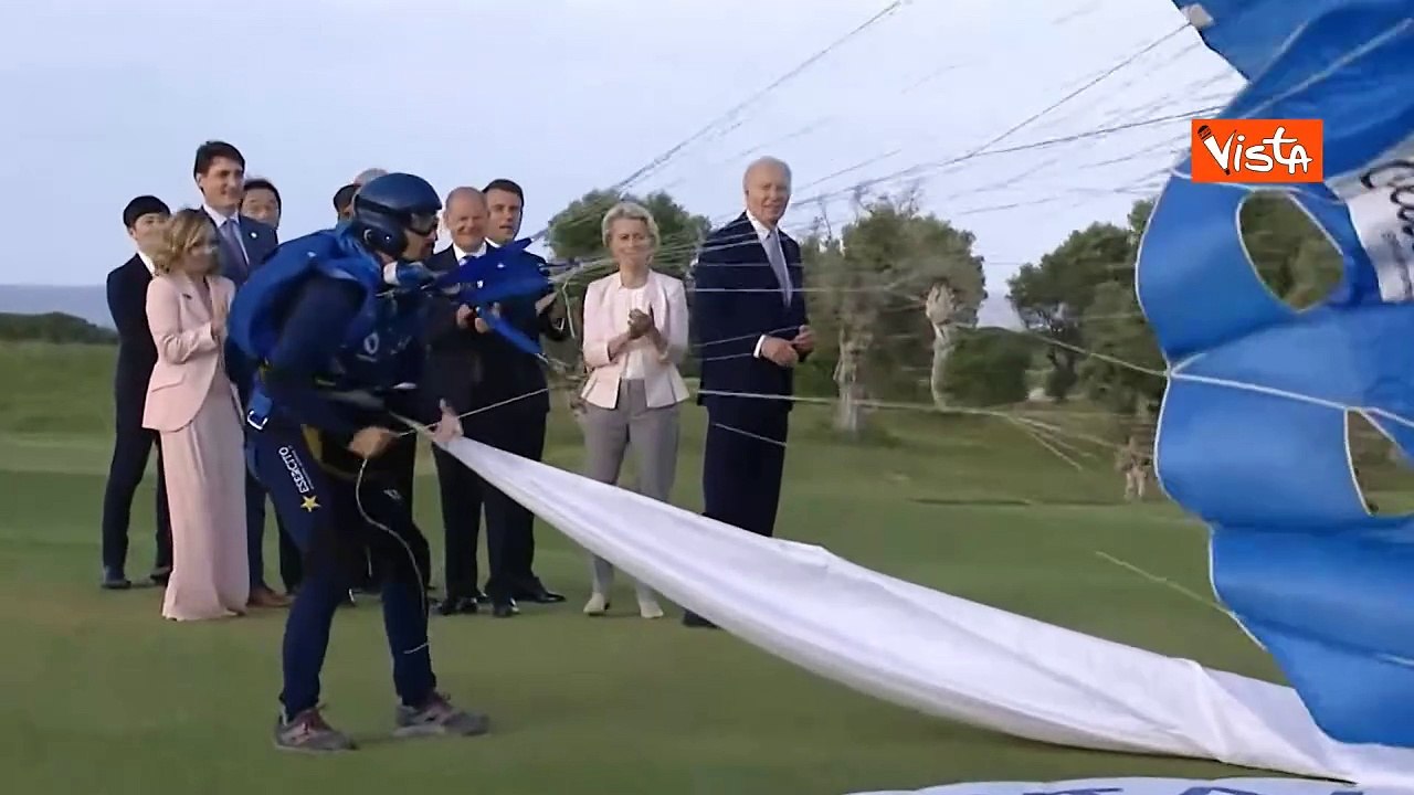 Biden si distrae dopo il lancio dei paracadutisti al G7, Meloni lo riporta nel gruppo dei leader